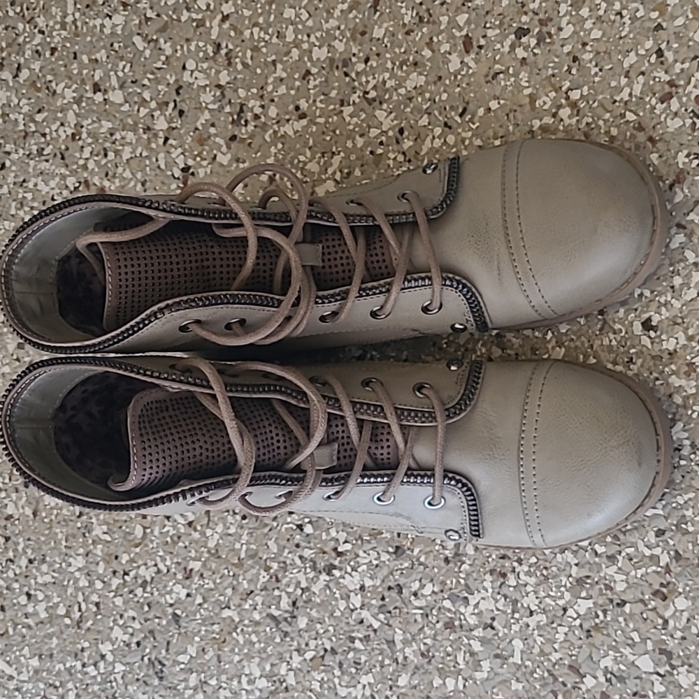 New Stylish GUESS Women's Lace-Up Boots